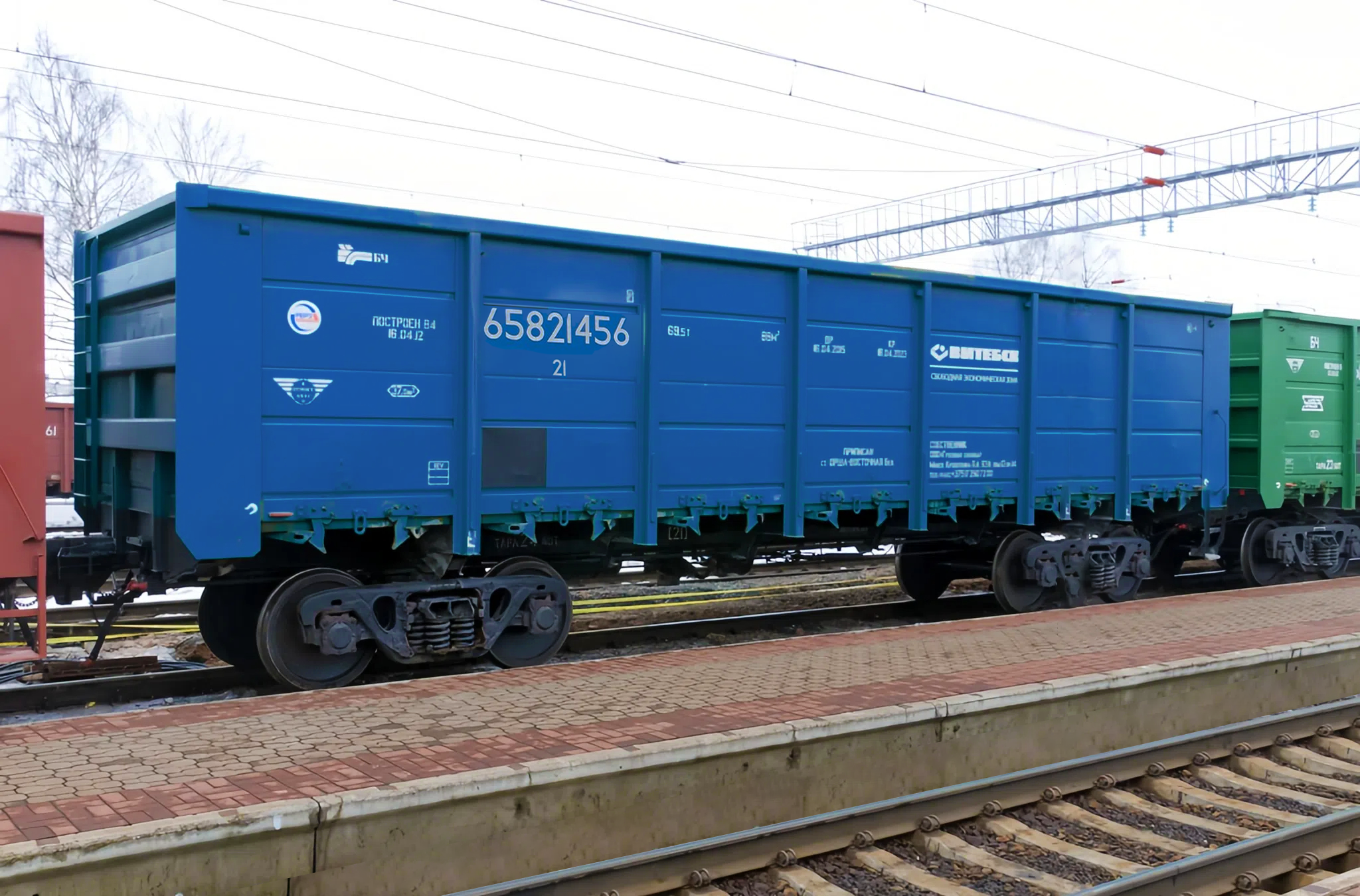 Пять полувагонов с разгрузочными люками 12-9766