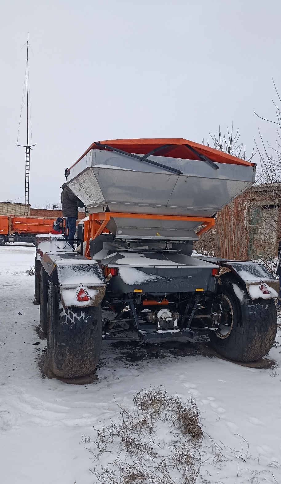 Опрыскиватель-разбрасыватель самоходный ТУМАН-3