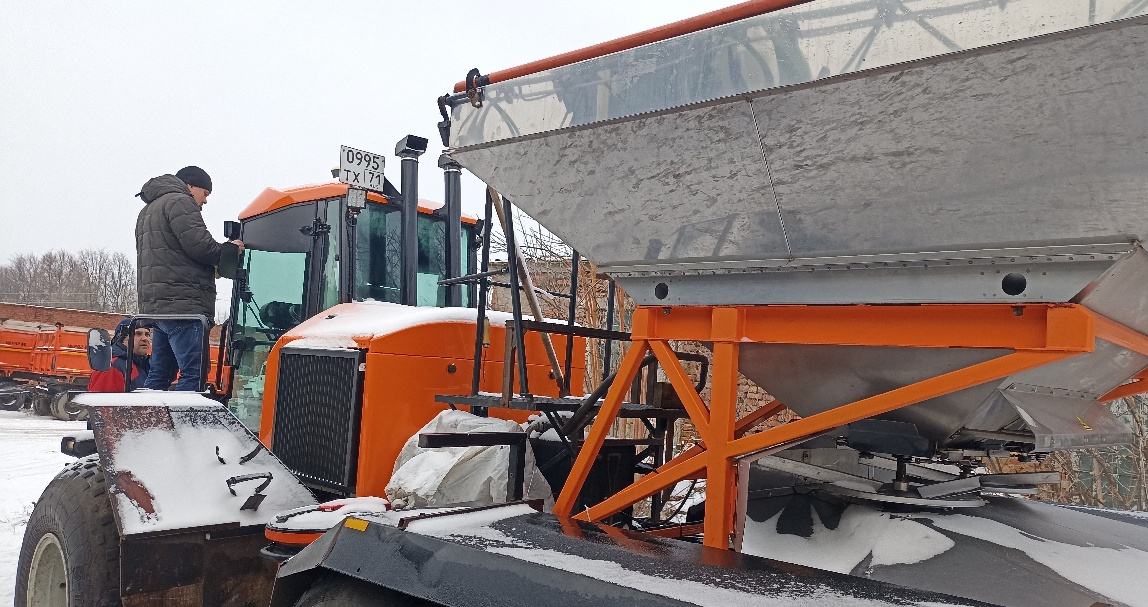 Опрыскиватель-разбрасыватель самоходный ТУМАН-3