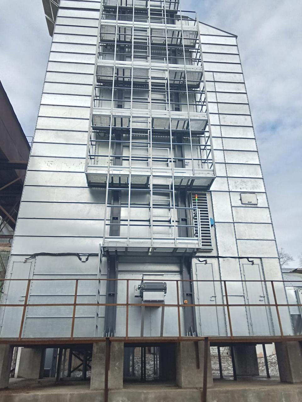 Зерносушилка шахтная (koblik) S 8-20 с рекуперацией
Нория вертикальная типа НВ-100/22 (2 шт.)
Топочный блок косвенного нагрева RIR ТБ-3,2ТО