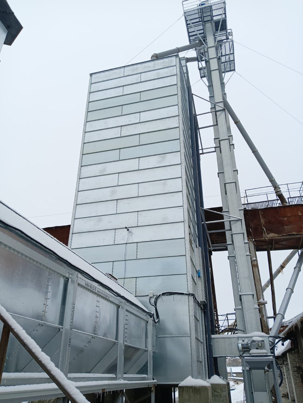 Зерносушилка шахтная (koblik) S 8-20 с рекуперацией
Нория вертикальная типа НВ-100/22 (2 шт.)
Топочный блок косвенного нагрева RIR ТБ-3,2ТО