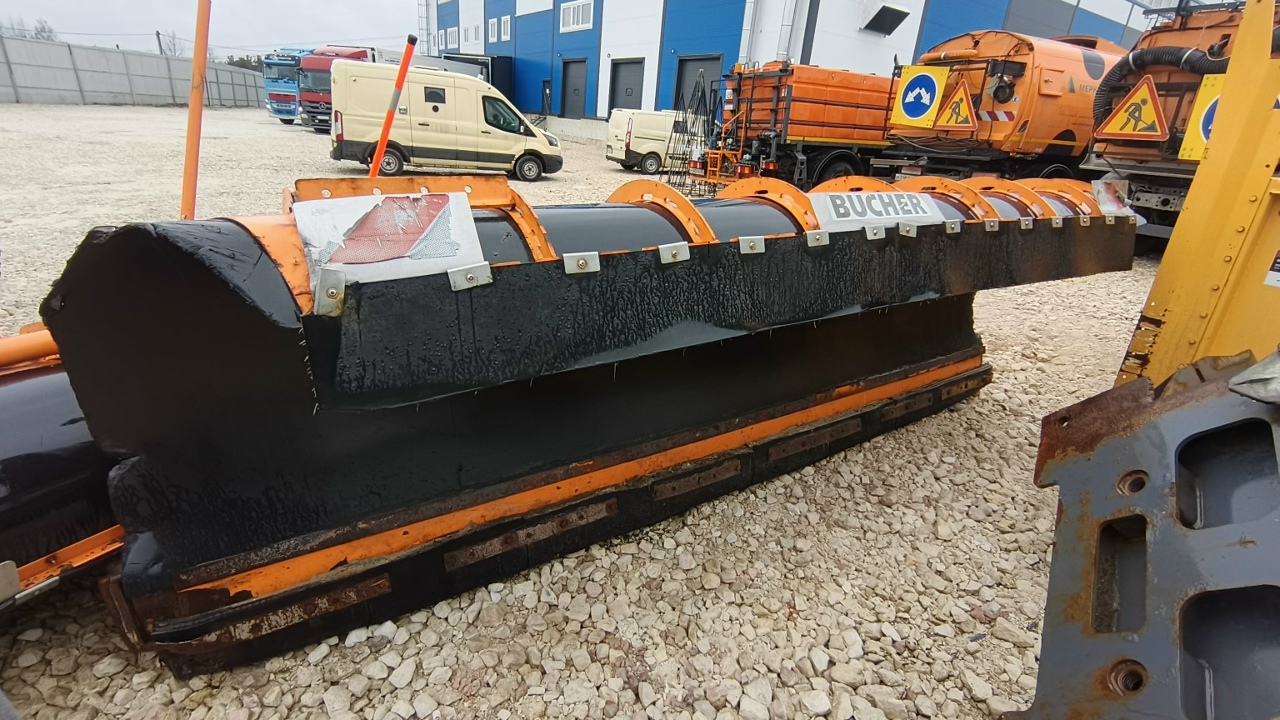 Передний поворотный отвал BUCHER Polyx MC42