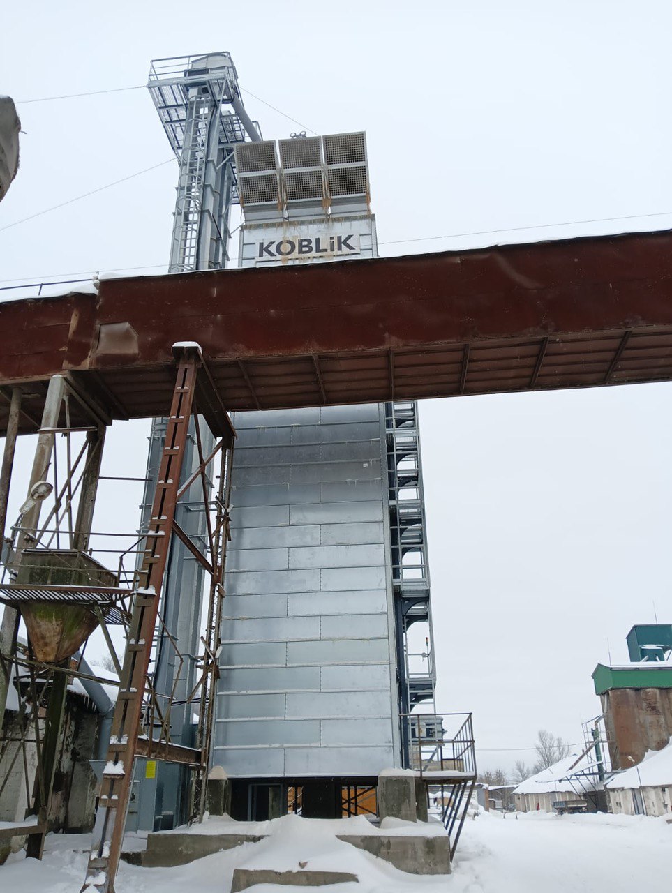 Зерносушилка шахтная (koblik) S 8-20 с рекуперацией
Нория вертикальная типа НВ-100/22 (2 шт.)
Топочный блок косвенного нагрева RIR ТБ-3,2ТО