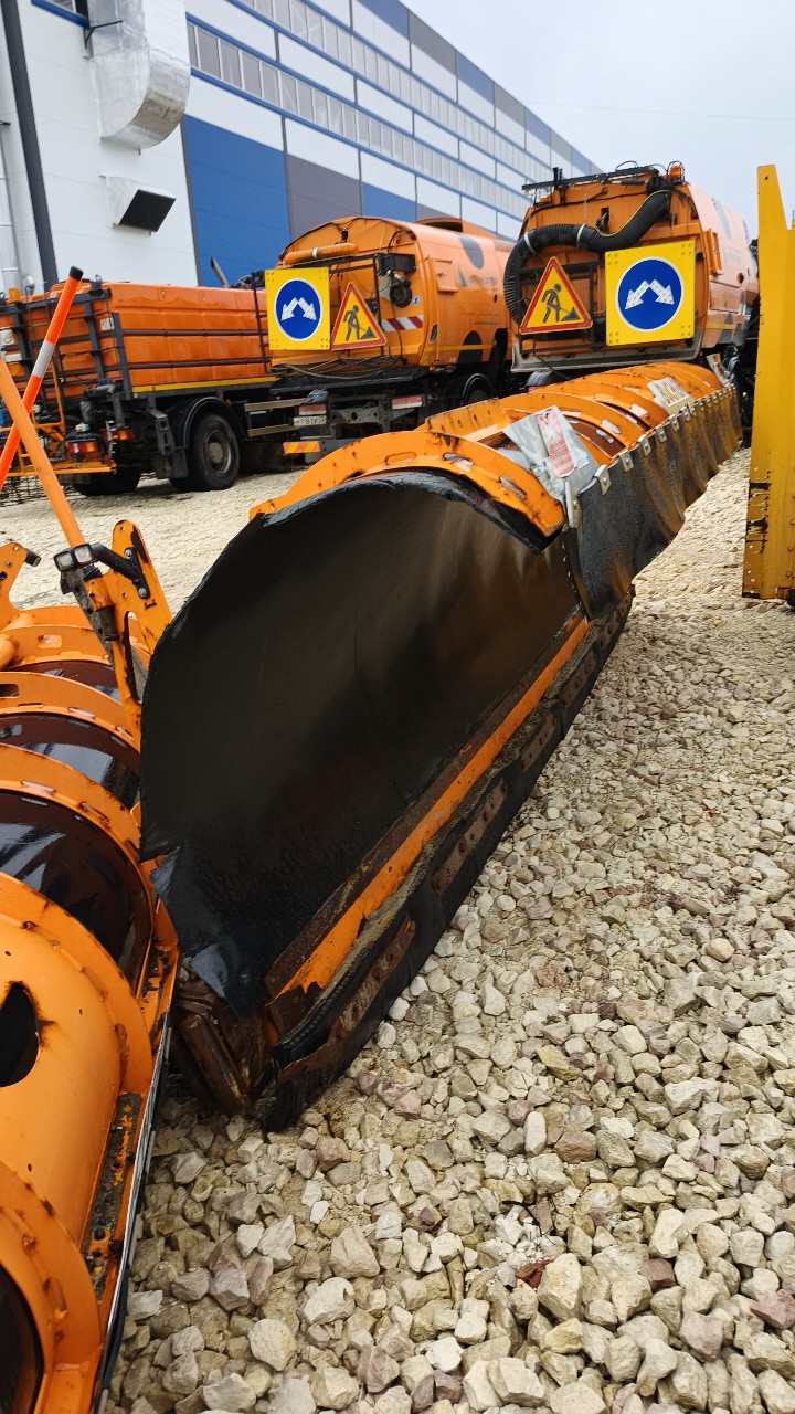 Передний поворотный отвал BUCHER Polyx MC42