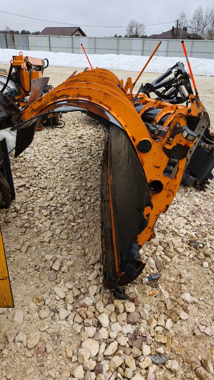 Передний поворотный отвал BUCHER Polyx MC42